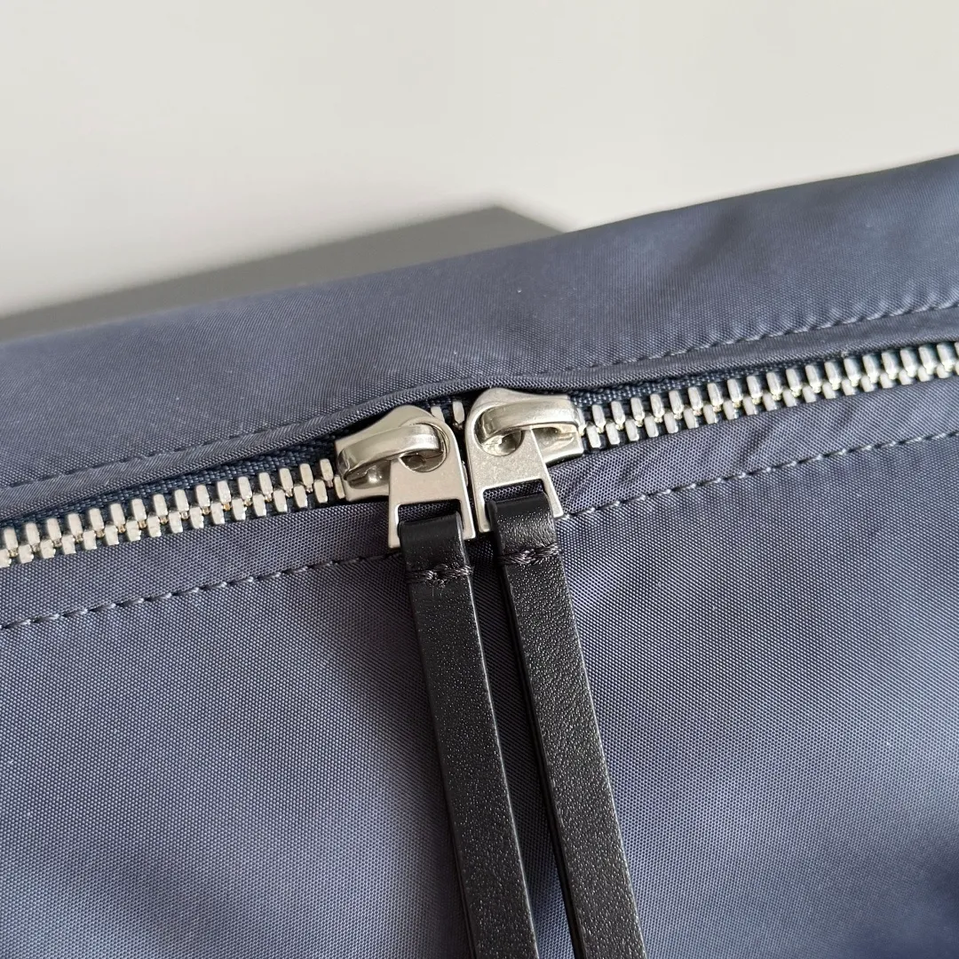 Batch 1160 Bottega Veneta When BV's classic genes are integrated into daily storage, this new bag directly understands the "advanced practical aesthetics"✨The new storage bag reshapes the sense of daily ritual with a low-key luxury attitude. The selection of high-quality nylon is light but tough. It reflects BV's dedication to quality. It can withstand the bumps of the journey and complement the daily sophistication. The large capacity is amazing, and the partitioned storage is ingeniously designed. Cosmetics and small items are in their proper places. Business trips, travels, and commuting are all about worry-free storage in one package. Style number: 806369 Size: 20*10*9cm
